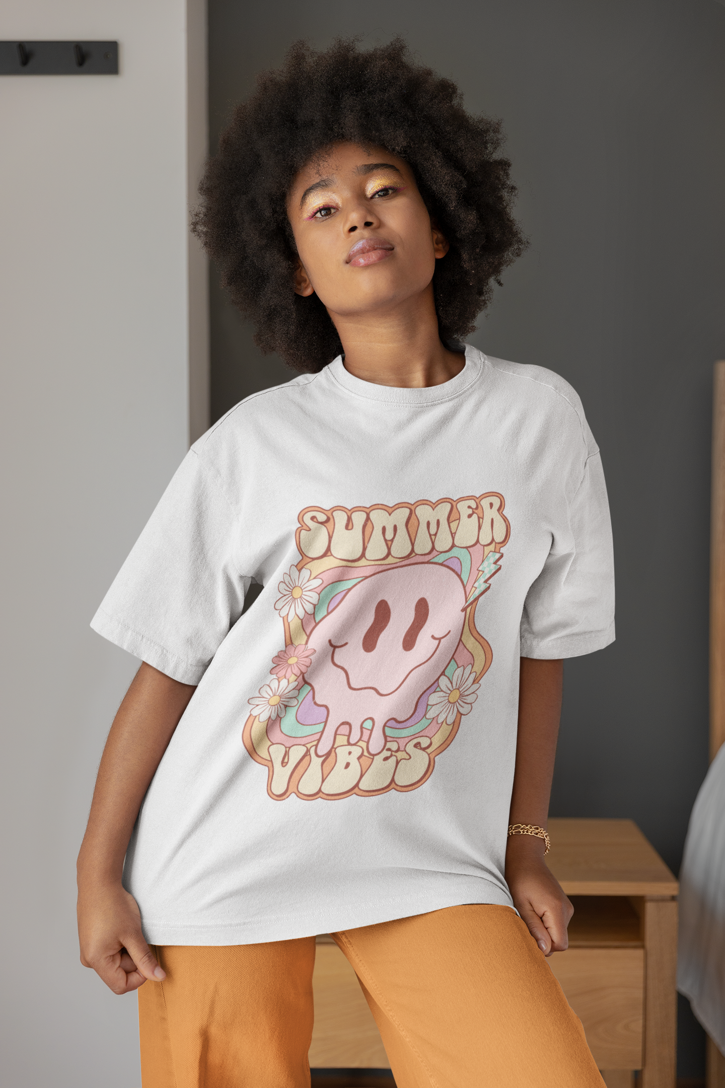 SUMMER VIBES | SMILEY FACE | RETRO SUMMER GRAPHIC T-SHIRT